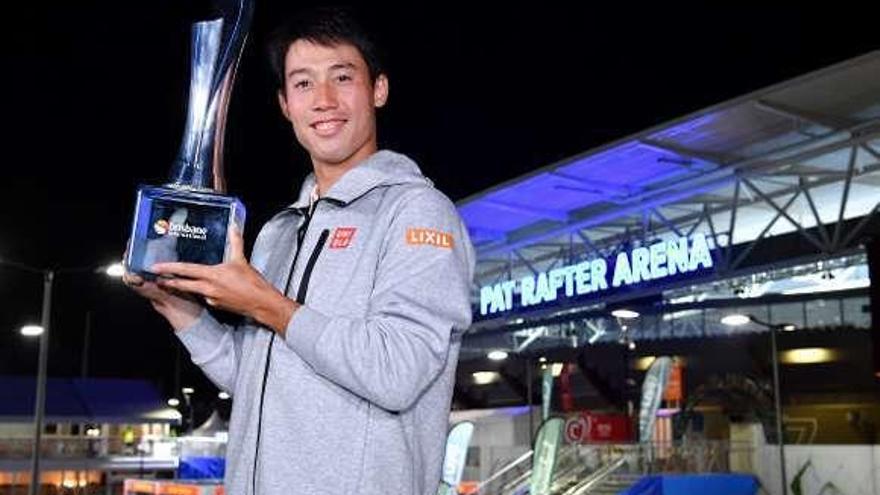 Nishikori, con el trofeo. // Reuters
