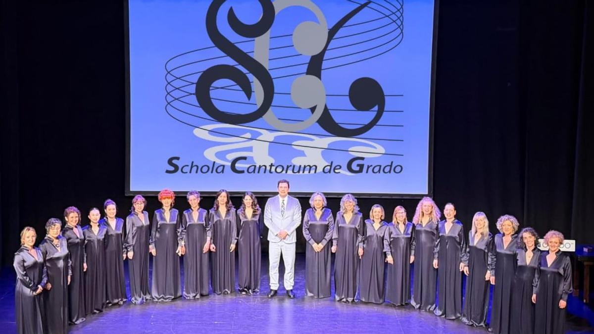 La Schola, con su director David Colado, en el centro.
