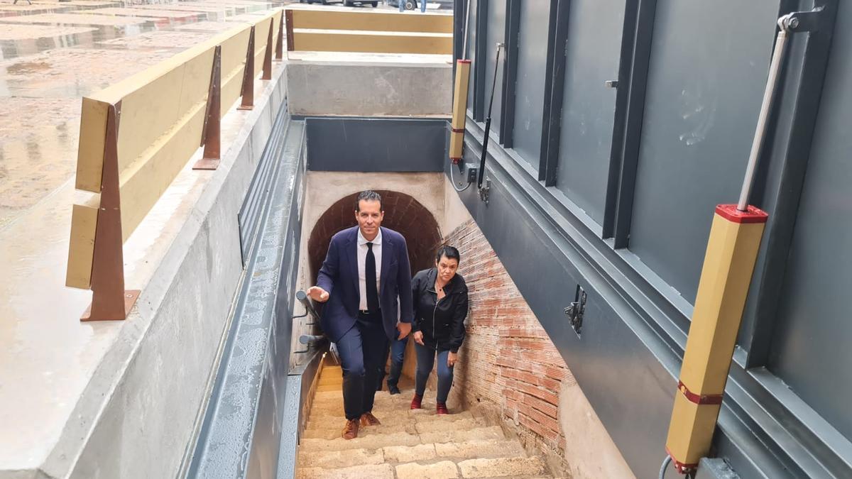 El acceso al refugio antiaéreo se encuentra junto a la puerta del Ayuntamiento de Elda.