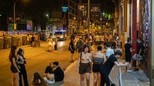 Grupos de personas en el Triángulo Golfo del Poblenou, en Barcelona.