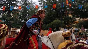 Un vecino de Valera de Abajo participa en la fiesta de Moros y Cristianos.