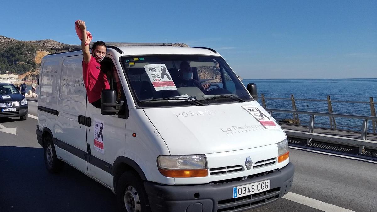 Manifestantes al pasar por el litoral del Muntanyar