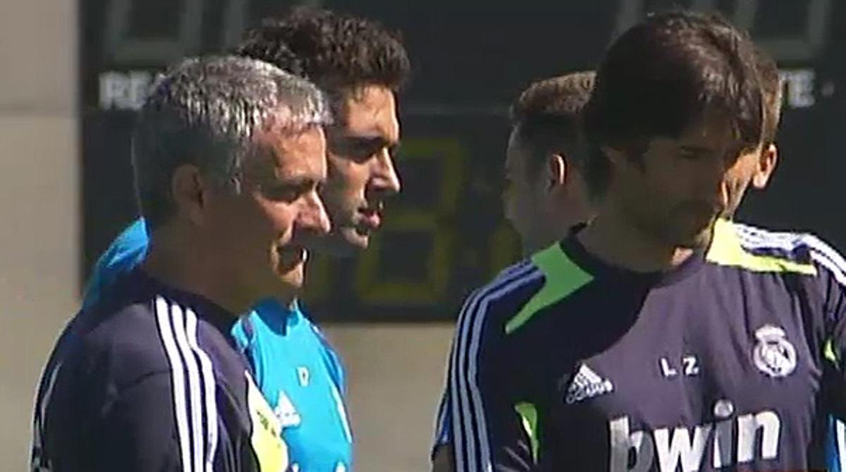 El tècnic blanc dirigeix l’entrenament previ al partit contra l’Osasuna d’aquest dissabte.