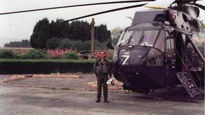 El capitán de corbeta Fernando Novoa, junto a su helicóptero en 1981