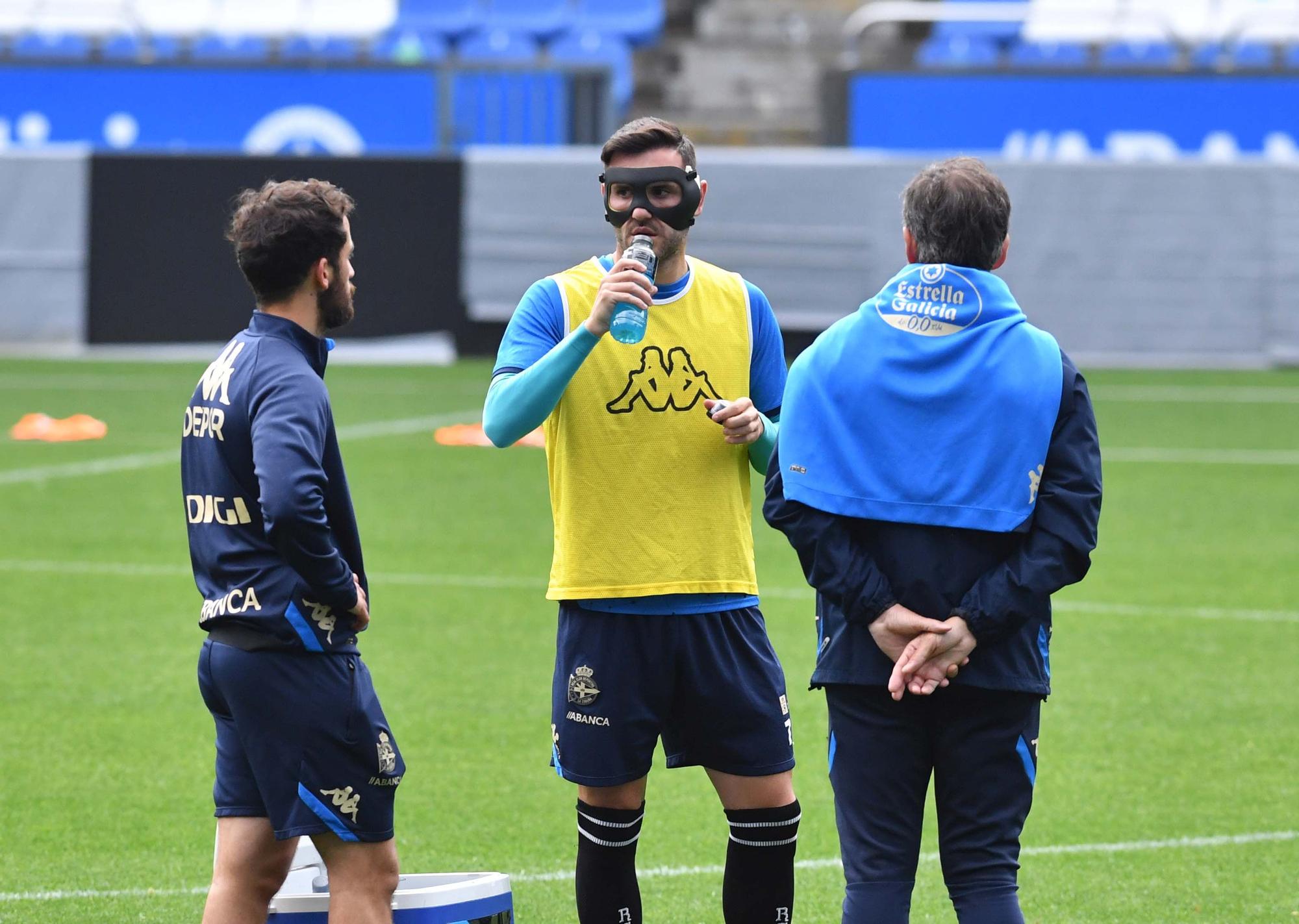 Lucas y Quiles entrenan con máscaras en Riazor