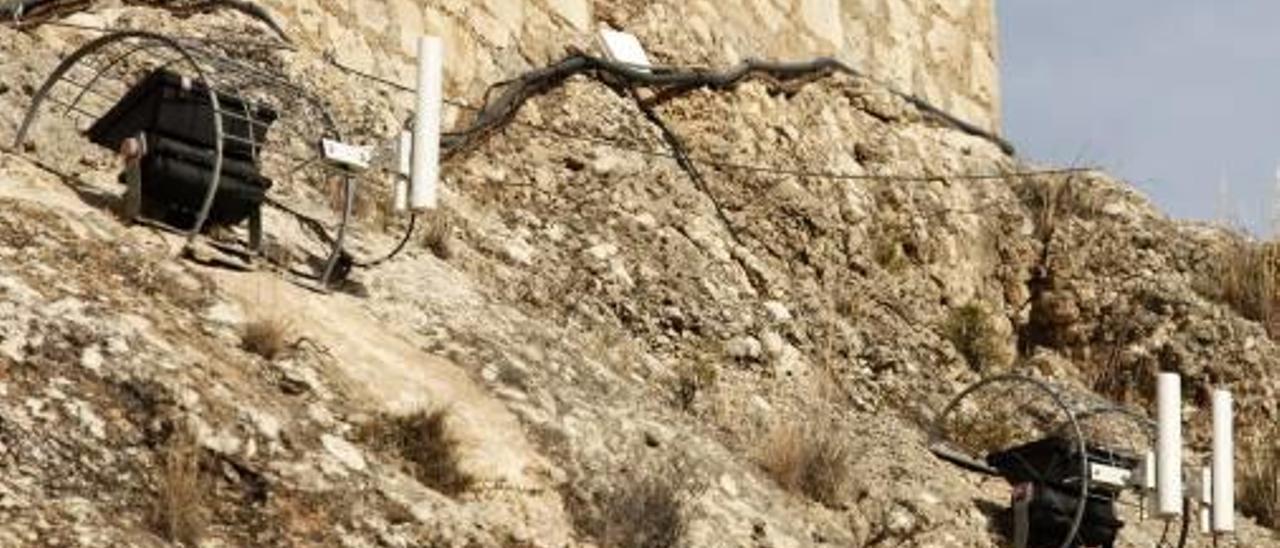 Las antenas wifi y el cable se encuentran junto a la muralla del castillo.