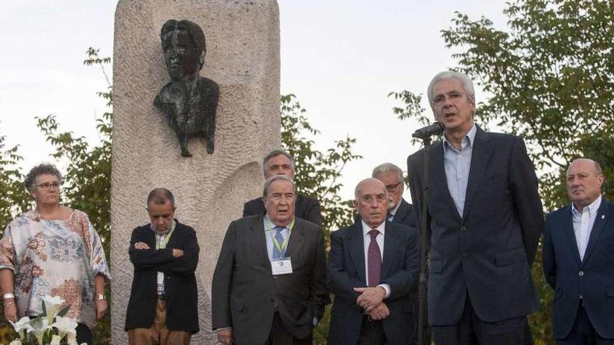 El Defensor del Pueblo, y su homólogo vasco, en la ofrenda floral ante al monumento a Miguel Ángel Blanco. // Brais Lorenzo