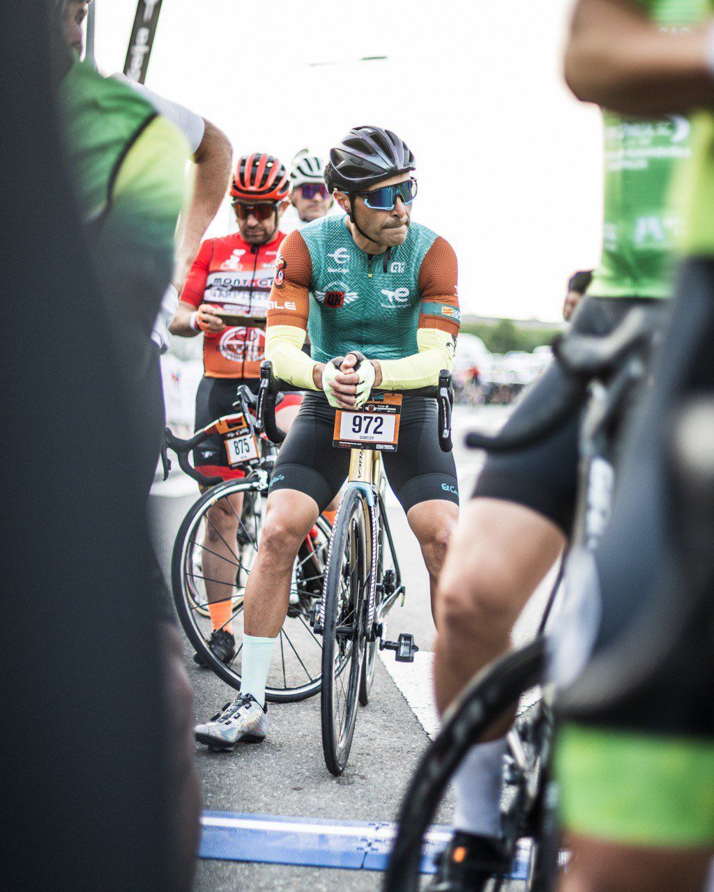 En imágenes | Salida de la Quebrantahuesos y una caída con necesidad de ambulancia en la prueba cicloturista