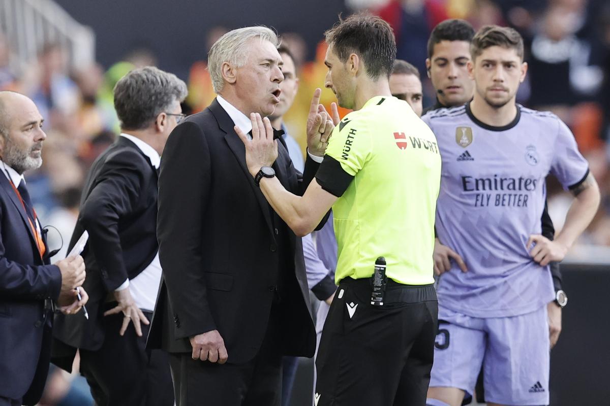 Carlo Ancelotti reclama al colegiado De Burgos Bengoetxea durante el Valencia - Real Madrid.