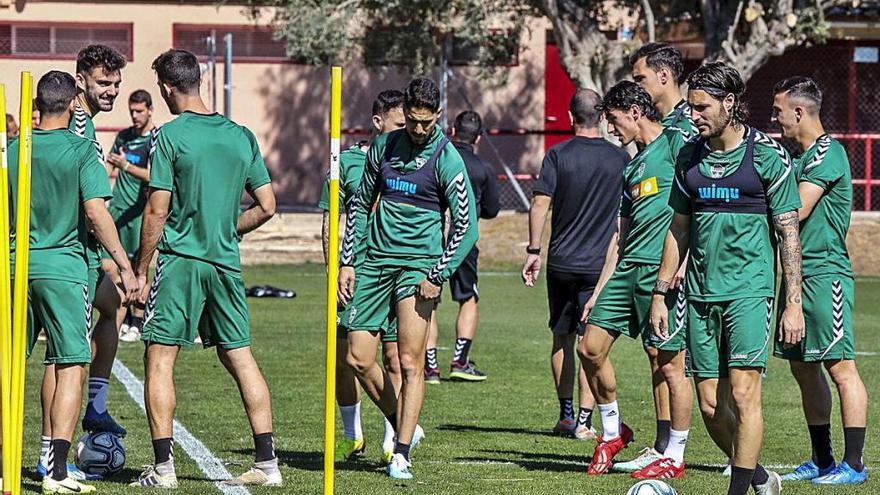 Los futbolistas del Elche entrenando el miércoles en el polideportivo de Altabix.