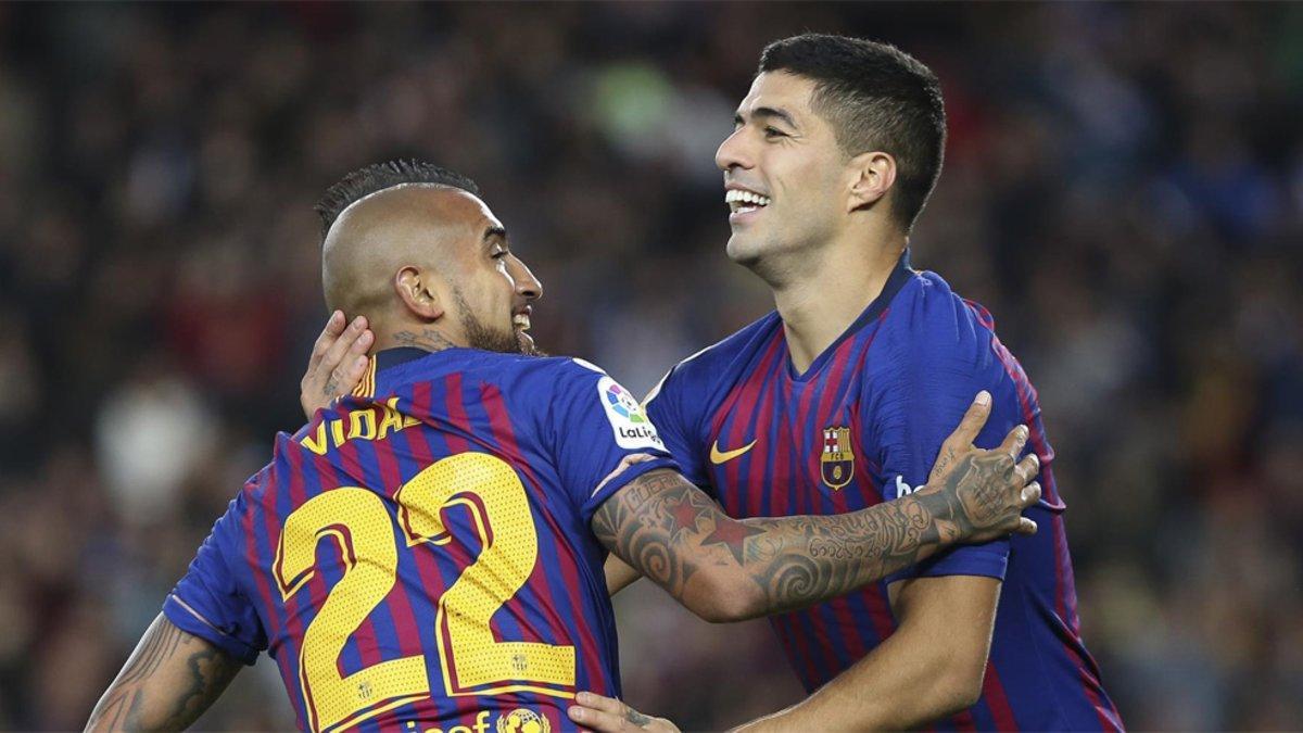 Arturo Vidal y Luis Suárez celebran un gol del Barça frente al Real Madrid de la Liga 2018/19