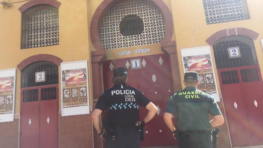 Una falsa amenaza de bomba obliga a acordonar  la Plaza de Toros de Cieza