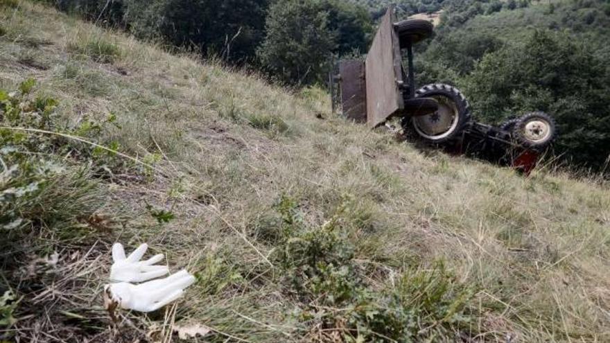 Fallece un hombre tras volcar su tractor en Castrocaldelas