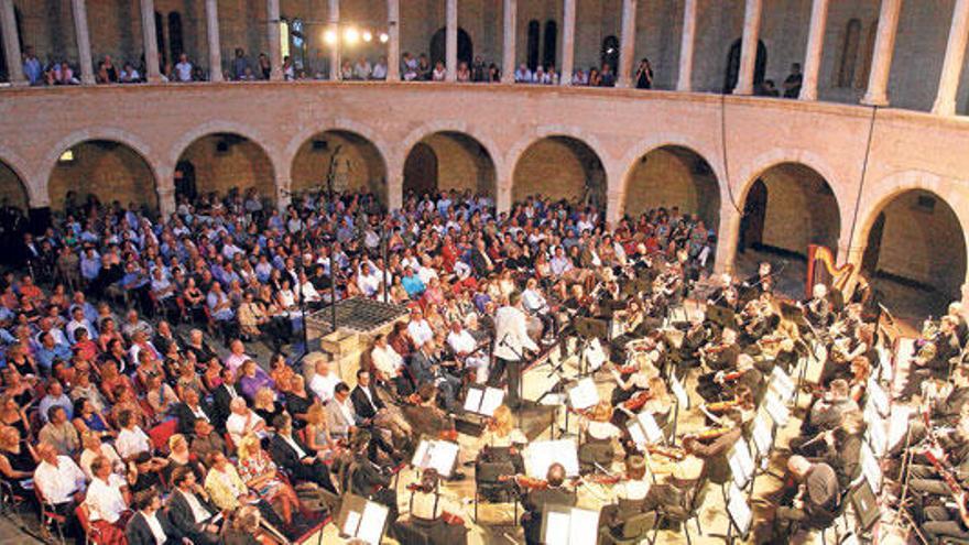 Una imagen del patio interior del Castell de Bellver con la Orquestra Simfònica.