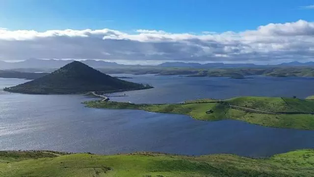 Video | Impresionantes imágenes del Cerro Masatrigo con el embalse de La Serena lleno