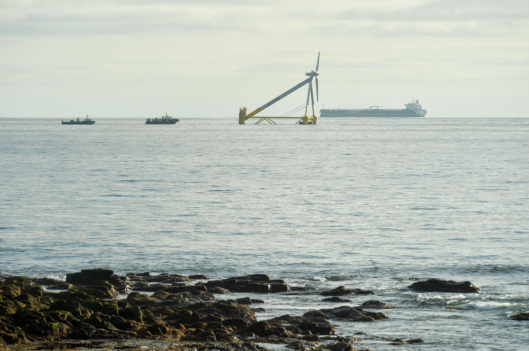 Traslado del aerogenerador flotante en San Cristóbal