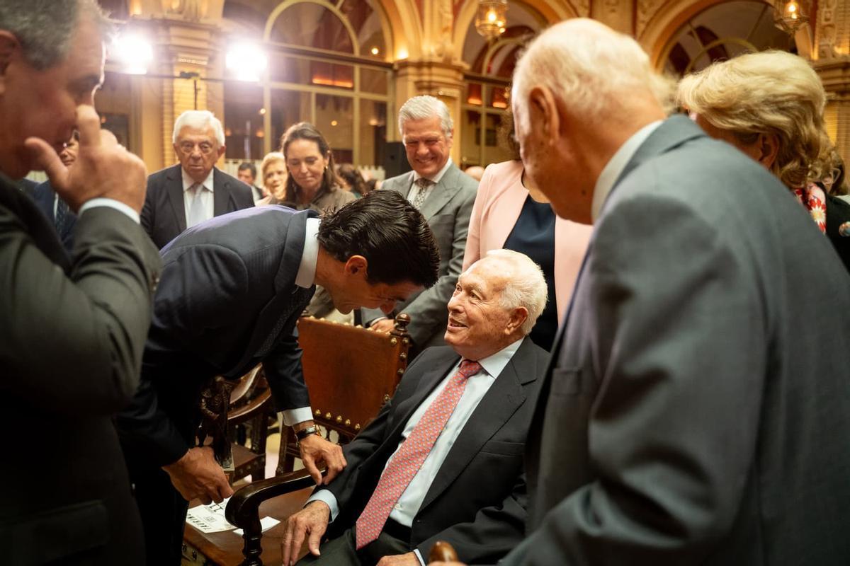 Pablo Aguado saluda a Curro Romero tras recibir el premio que lleva su nombre