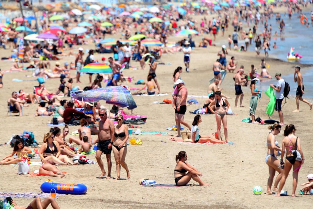 Primer día tras el estado de alarma: playas, centros comerciales y vuelos en Manises