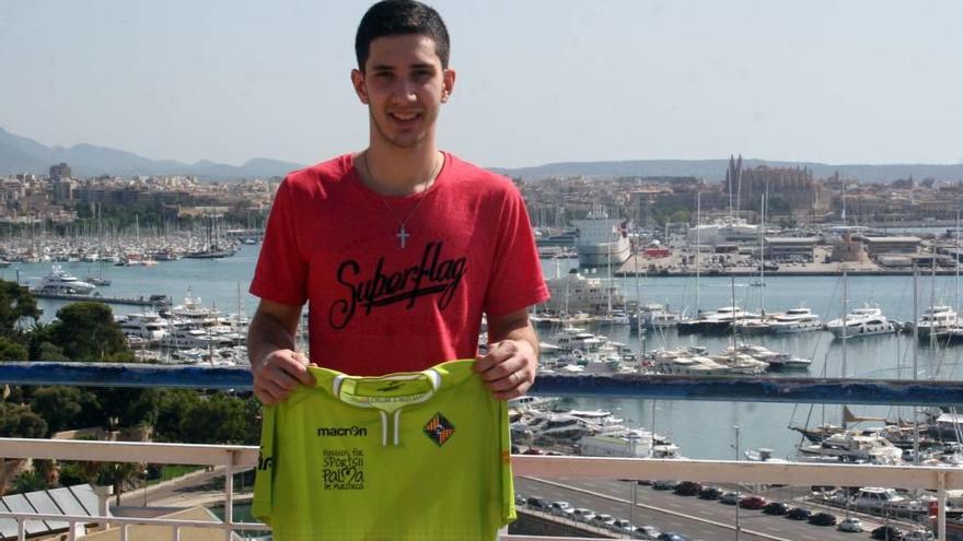 Lucas Tripodi, último fichaje del Palma Fustal, con la Bahía de Palma de fondo.