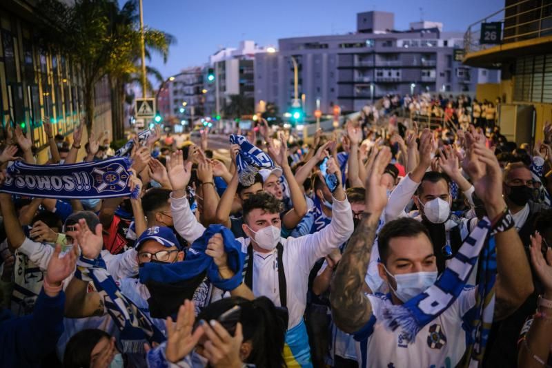 Derbi canario: La UD Las Palmas es recibida por los aficionados del CD Tenerife