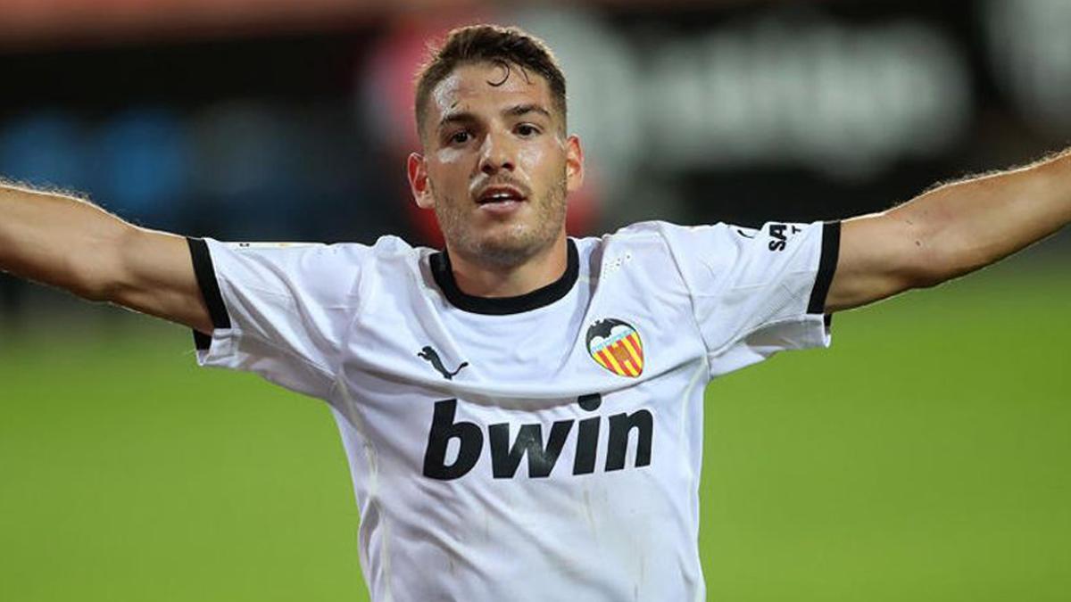 Manu Vallejo celebra un gol con el Valencia