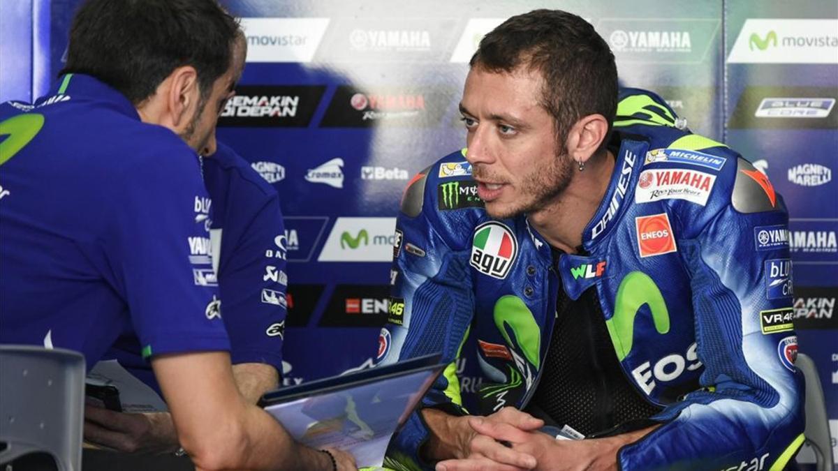 Rossi analiza los test en el box de Yamaha