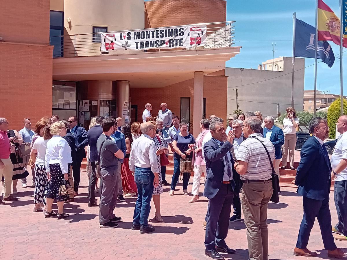 La Generalitat presenta en Los Montesinos una nueva ruta de autobuses en la Vega Baja