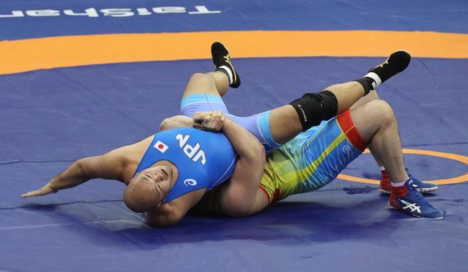 Mansur Shadukayev de Kazakhstan durante el enfrentamiento contra Arata Sonoda de Japón por la medalla de bronce en la categoria greco romana 130Kg del Campeonato Asiático de wrestling 2020 disputado en Nueva Delhi.