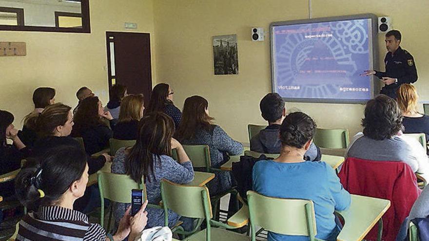 El agente Alberto Luaces imparte la charla a los padres.