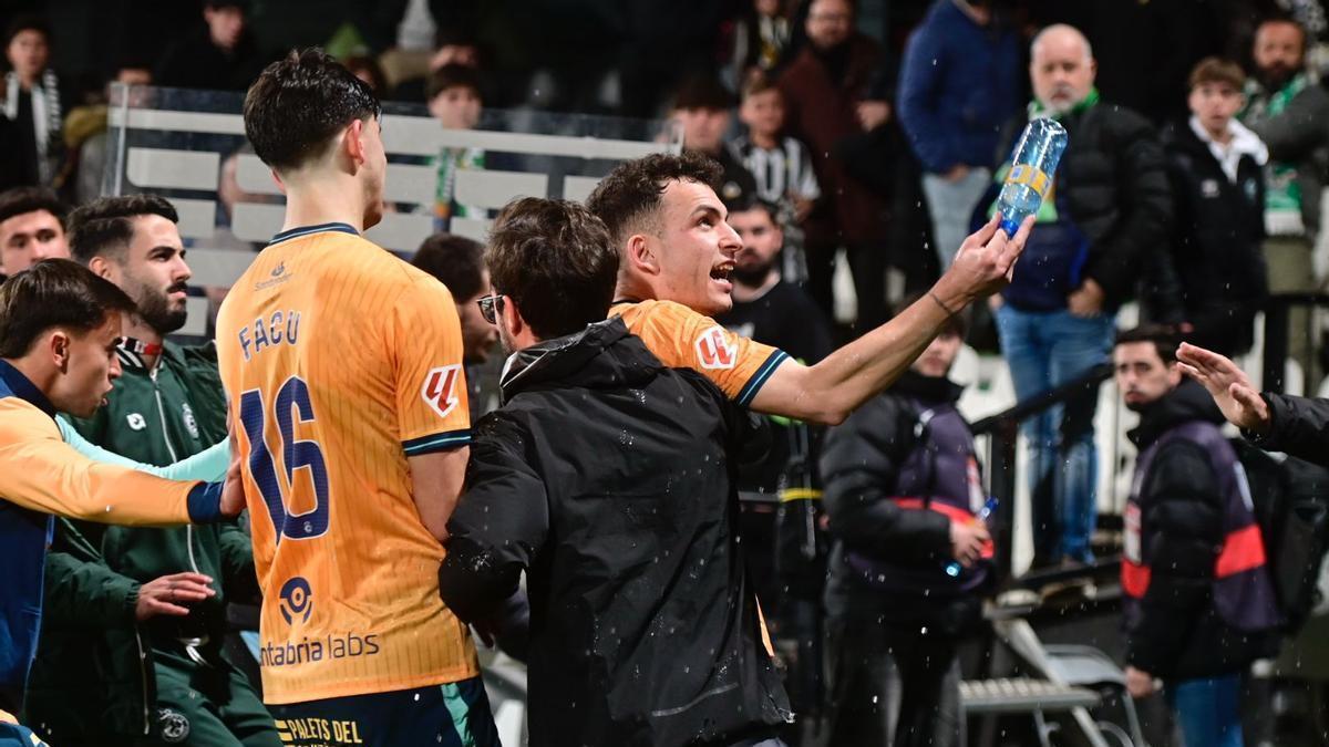 Galería | La trifulca del Castellón-Racing en la grada y en el campo, con Iñigo Vicente, en imágenes