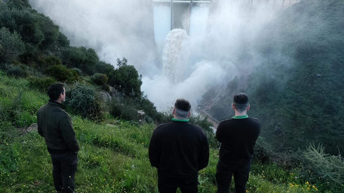 La presa de Casasola alivia agua tras superar el 100%