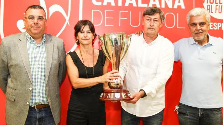 Desquerra a dreta, Juan Carlos León i Zaida Garcia, del catgas, i Pere Joan Pusó i Antoni Coma del Manresa FS, amb la Copa Catalunya