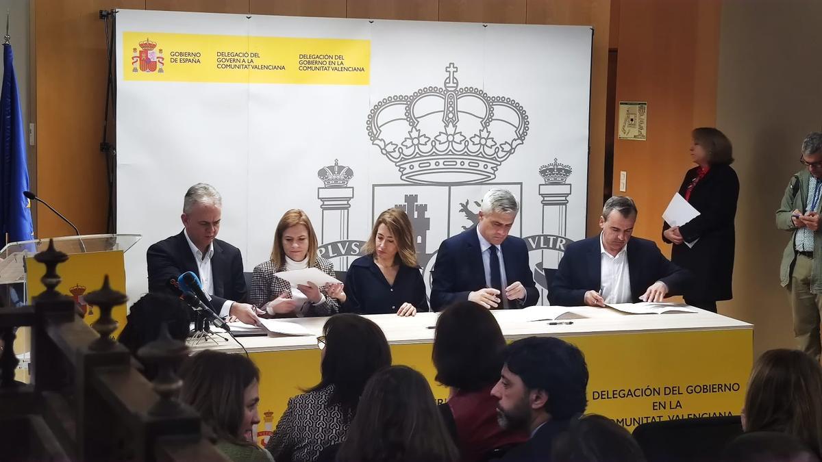 La firma del convenio para la rehabilitación de vivienda en València.