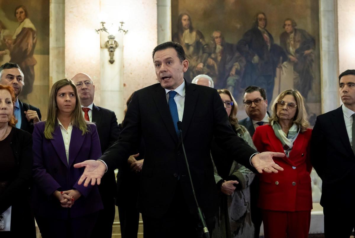 El primer ministro portugués, Luís Montenegro, habla con la prensa tras el rechazo de la moción de confianza del gobierno en el Parlamento portugués en Lisboa.