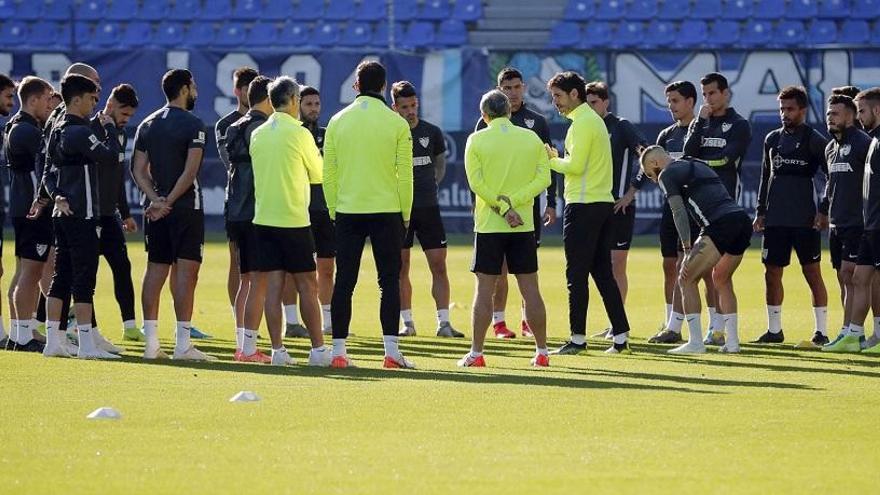 Charla de Víctor a los jugadores blanquiazules durante una sesión de entrenamiento.