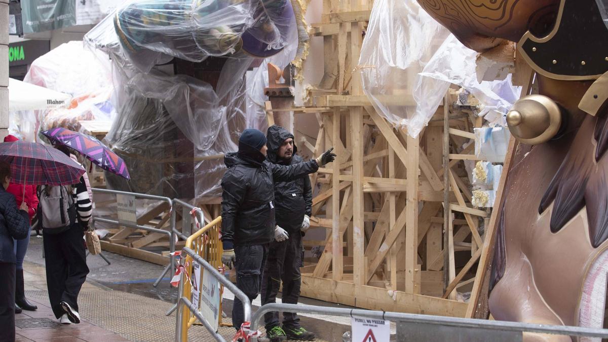 El equipo de Beitia trabaja a contrarreloj en la «plantà» de Camí Nou, en Alzira.