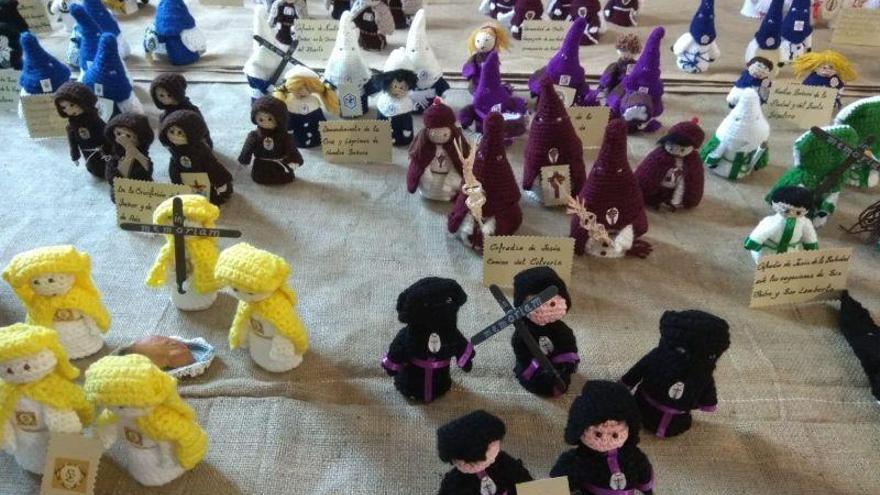 125 de figuras de ganchillo representan a las 25 cofradías de Zaragoza