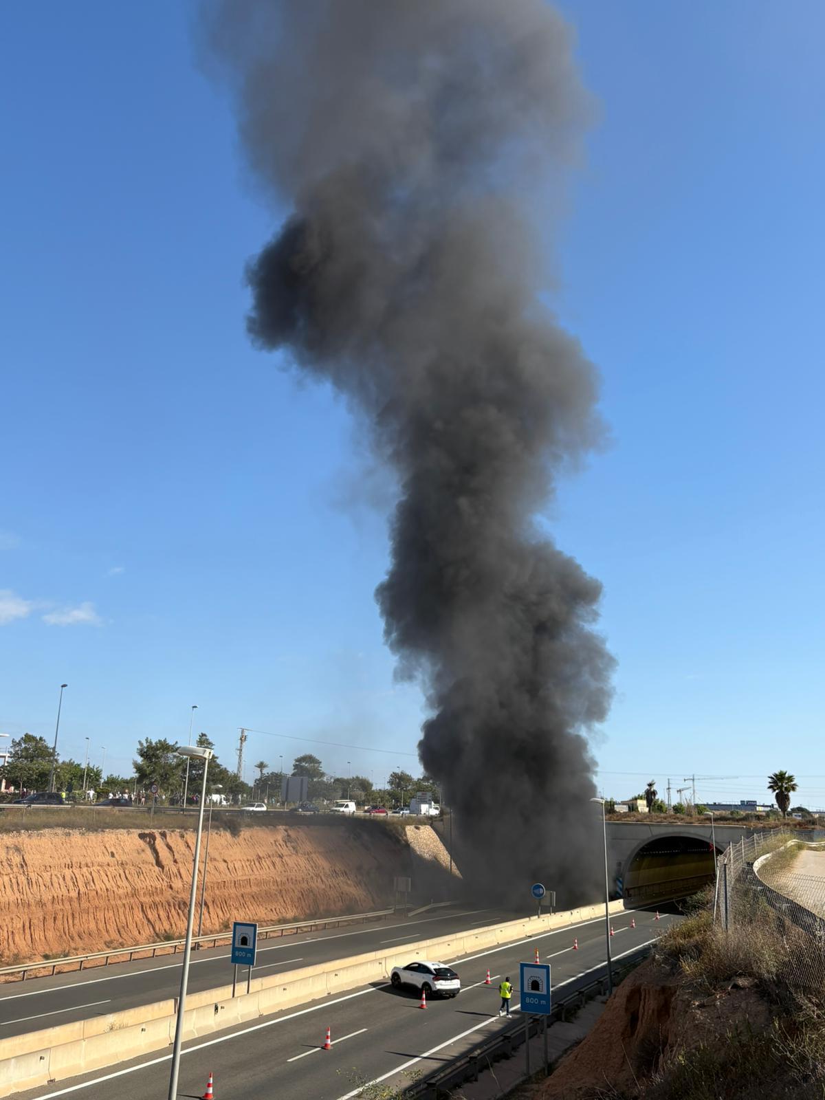 Humareda que se desprende del túnel de la autopista en Pilar de la Horadada
