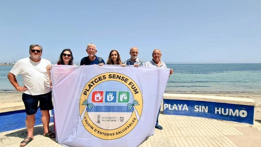 Los concejales, Isaura Navarro y el director de Salud Pública de Dénia, en la playa sin humo del Marge Roig.