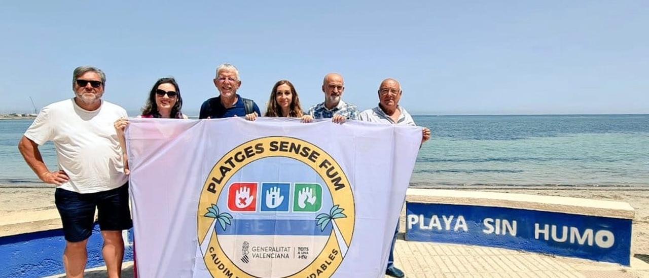 Els regidors, Isaura Navarro i el director de Salut Pública de Dénia a la platja sense fum del Marge Roig.