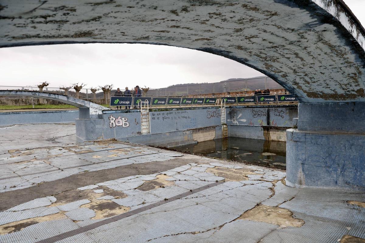 La visita de los técnicos a la piscina de la Laboral, en imágenes