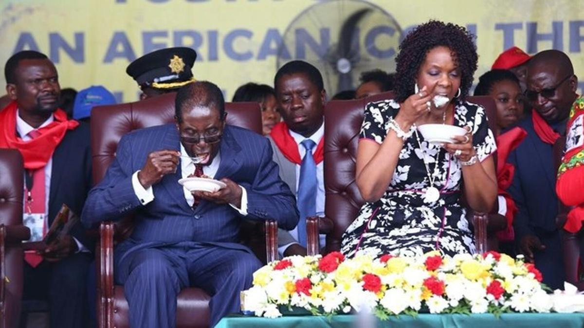 El presidente de Zimbabue, Robert Mugabe y su esposa Grace, en la celebración de su 92 aniversario.