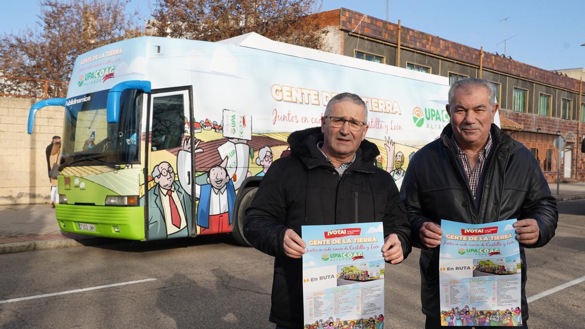 Lorenzo Rivera y Aurelio González presentan el autobús electoral