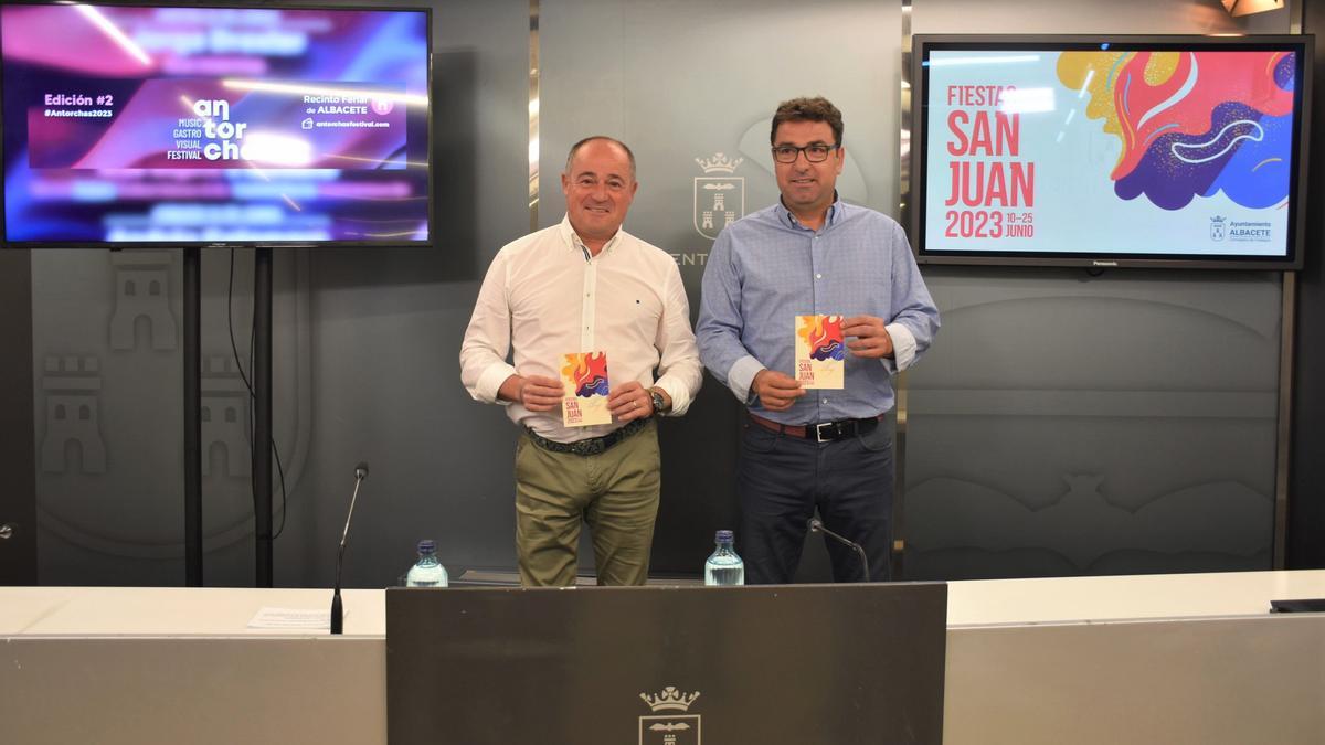 El alcalde en funciones de Albacete, Emilio Sáez, y el concejal de Festejos, Modesto Belinchón