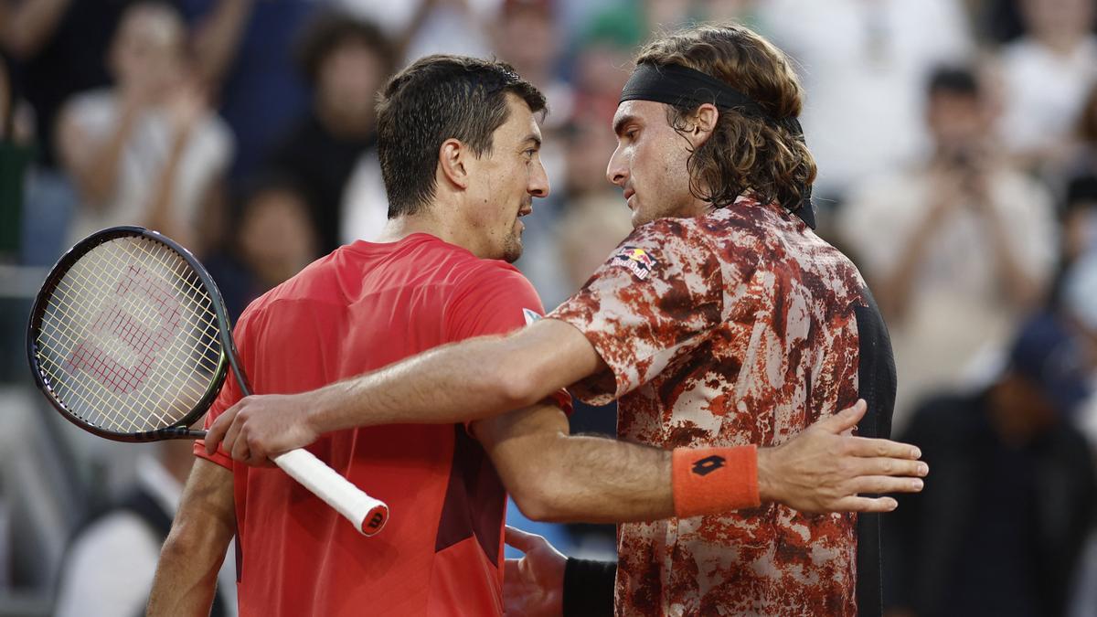 Stefanos Tsitsipas saluda a Ofner al final del encuentro en Roland Garros