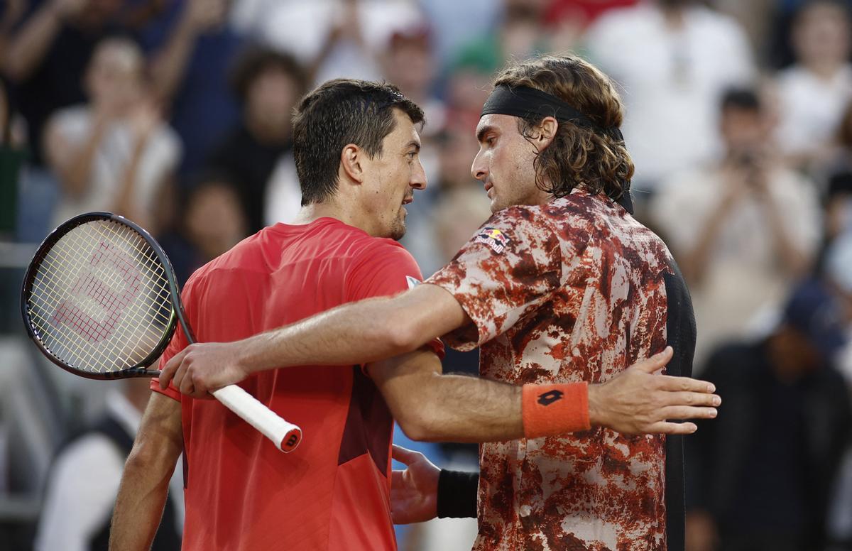 Stefanos Tsitsipas saluda a Ofner al final del encuentro en Roland Garros