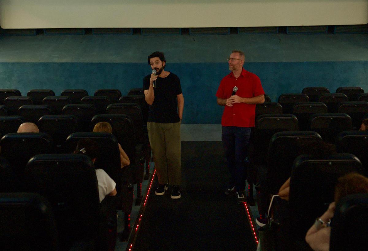 Diego Luna y Carlos Escolano, durante el coloquio de "Ceniza en la boca" en los cines Aana de Alicante