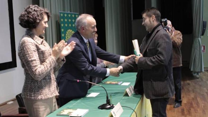 Serrano y Ballestero entregan el premio al investigador de Sarracín de Aliste.