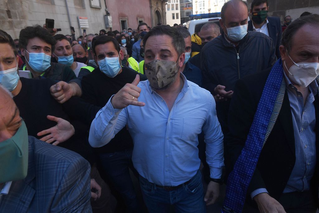 La plaza de la Catedral de Murcia se abarrota para recibir a Abascal