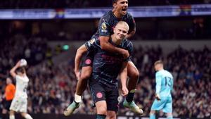 Haaland y Rodri celebran un tanto contra el Tottenham.